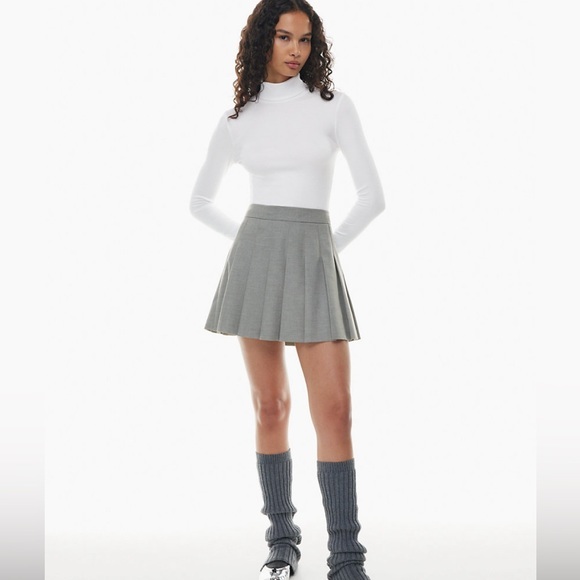 Aritzia Sunday Best Red Freshman Turtleneck Medium - Picture 2 of 4